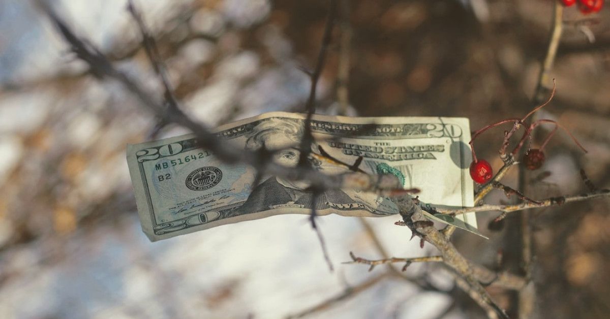 Sparkling Celebrations: Emerald Gift Ideas for Parents' 55th Anniversary