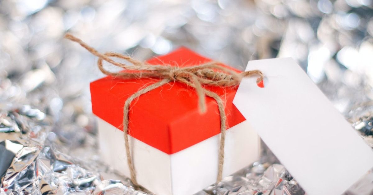 Guide to Finding the Perfect Anniversary Gifts for Parents